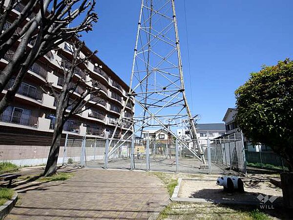 敷地南側の様子。鉄塔があり、南側の建物との間に間隔が取れています。