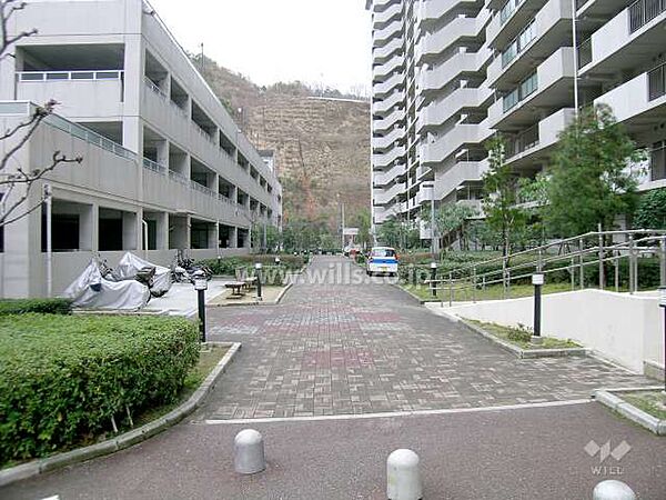 共用部分、左側は駐車場棟