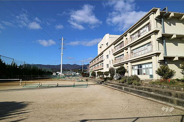 高司中学校[公立]の外観