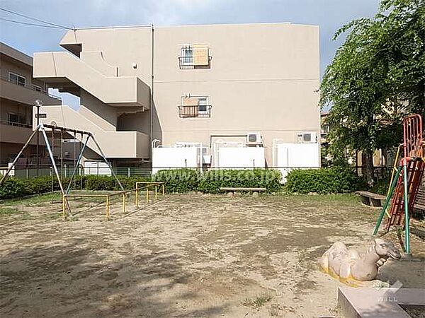 敷地の西側に隣接して野里公園があります。