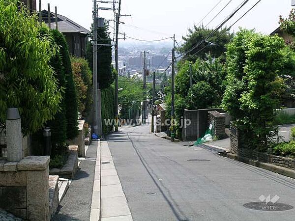 駅に続く坂道