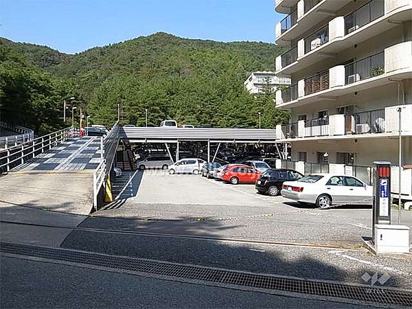 ロボットゲート付きの敷地内駐車場
