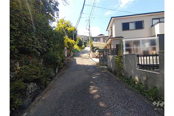 物件の南西側前面道路（東側から）［2026年8月12日撮影］