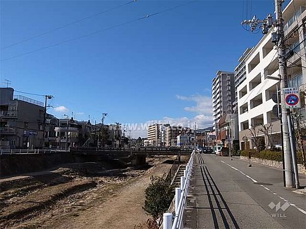 敷地の南側には仁川が流れ、開放感があります。