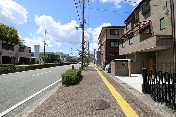 物件の南東側前面道路（東側から）［2023年4月8日撮影］