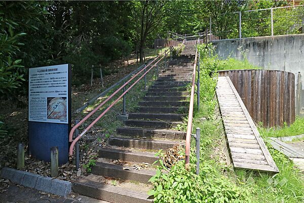 敷地西側にある『中山荘園古墳』