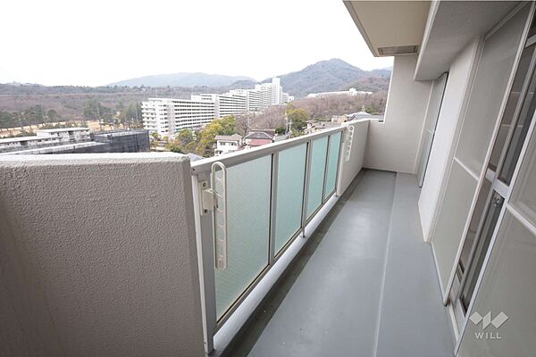 バルコニー、かなり広いスペースがあり、洗濯物を干すだけでなく、家庭菜園なども楽しめそうです。［2026年3月25日撮影］