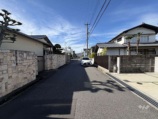 物件の東側前面道路（南側から）［2026年8月26日撮影］