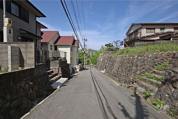 物件の南側前面道路（東側から）［2024年4月20日撮影］