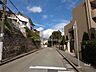 周辺：敷地西側の前面道路。緑豊かな高台の住宅地です。