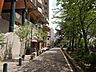 その他：建物の低層階には店舗が入っています。