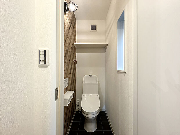アクセントクロスがかわいいトイレです。2つのトイレは、忙しい毎朝の渋滞をなくします。便器にふちがないフチレス構造、汚れの付きにくいアクアセラミックで日々のお掃除の手間が少なくなります