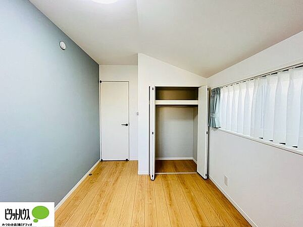 それぞれのお部屋に収納スペースがあるのでプライベートな荷物も身近に置くことができます。