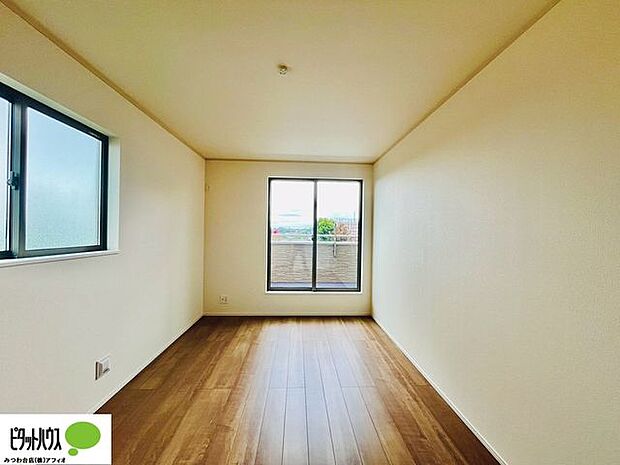 バルコニーへと続く明るい室内。