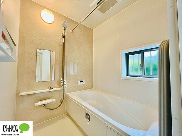 落ち着いた色調の浴室で、1日の疲れをゆっくり癒してください。