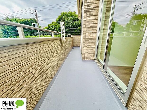 陽当たりの良い広々バルコニー。