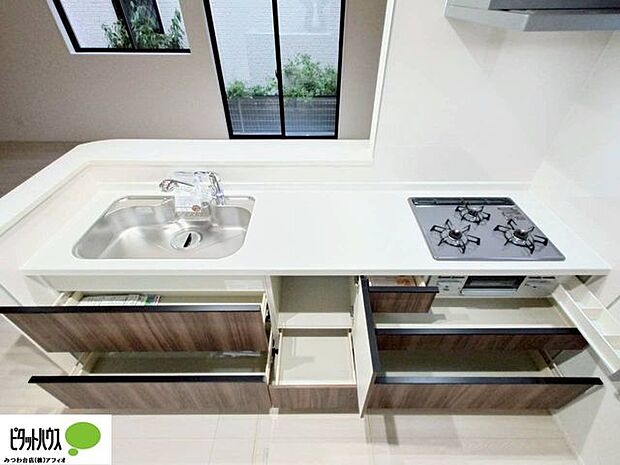 お手入れしやすい3口コンロ。調理の時間短縮ができて、スムーズに料理できます。