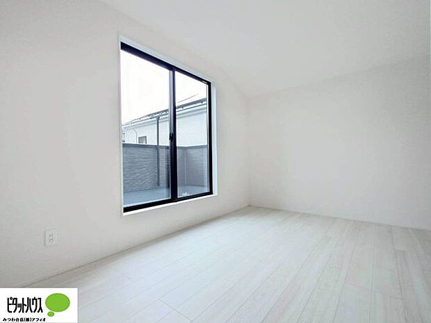 大きな窓から明るい陽射しが入ります。