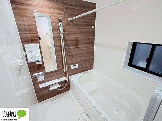 落ち着いた色調の浴室で、1日の疲れをゆっくり癒してください。