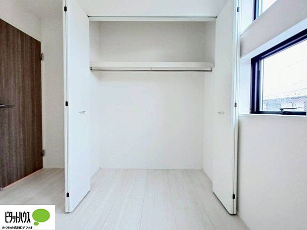 大きな収納はお洋服や細かい雑貨もたっぷりしまえます。