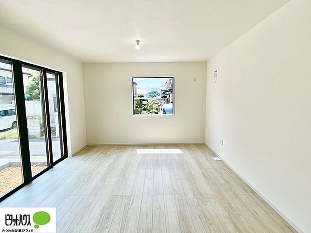 自然光が差し込む暖かなリビング。昼下がりには読書やお昼寝でもしながらのんびりと過ごすひと時を。