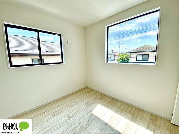 大きな窓から明るい陽射しが入ります。