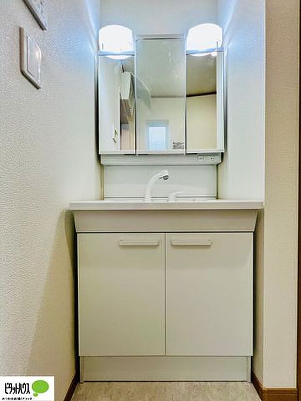 施工例写真　三面鏡の裏や、シンク下など多数収納を備えた、広々とした洗面化粧台です。