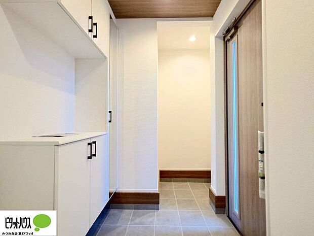 収納たっぷりでいつもきれいな玄関を。