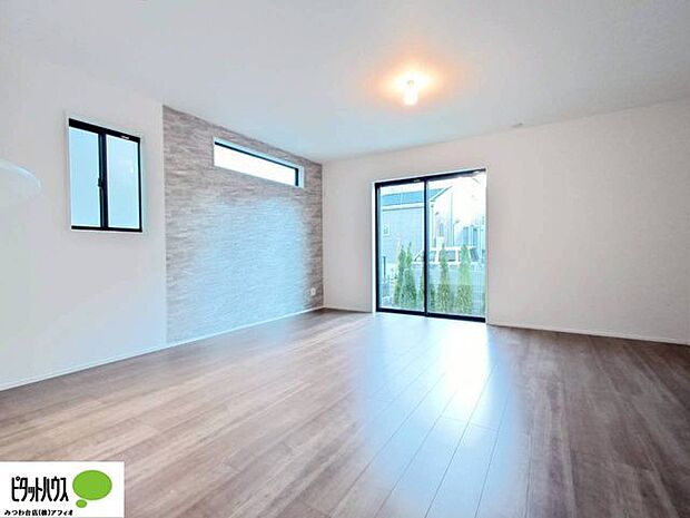 大きな窓が印象的なリビングは、いつも明るい空気にしてくれますね。