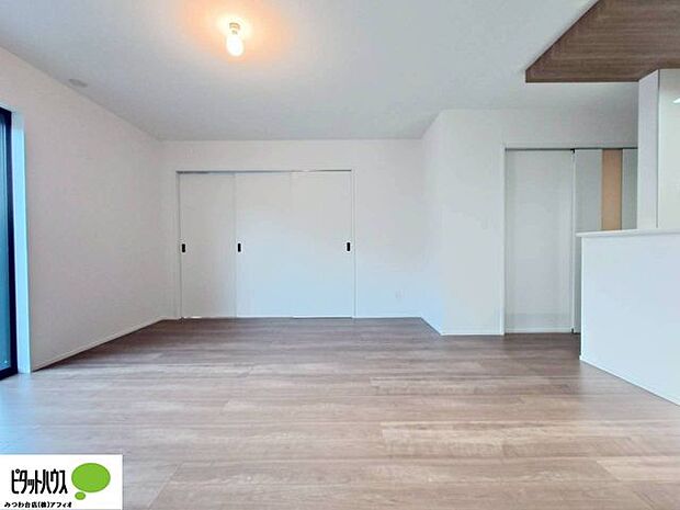 広々LDK!憧れの大きなソファを置いてゆったり映画鑑賞も良いですね。