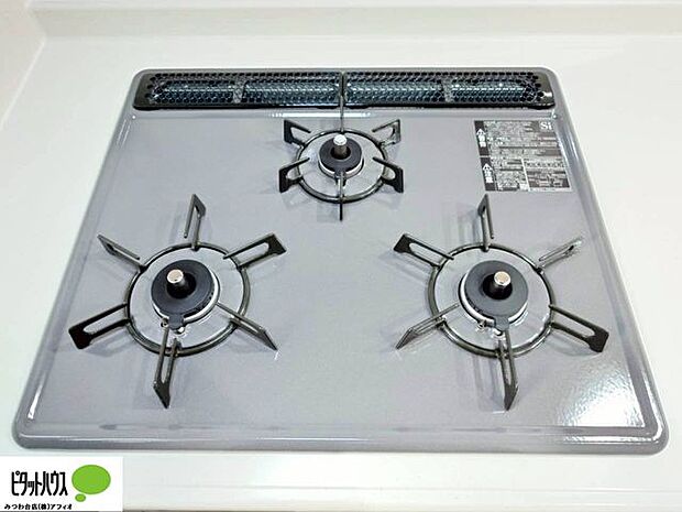 コンロは嬉しい3口。グリル機能付きで同時調理が可能なので、効率的にお料理が出来ます。凹凸の少ないデザインなので、お手入れも楽々。