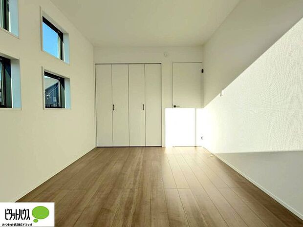 クローゼットは、高さ・奥行きもあり、丈の長い衣類もラクラク収納可能です