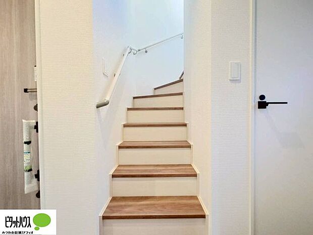 手すり付き階段。小さなお子様も年配の方も安全に上り下りできます。