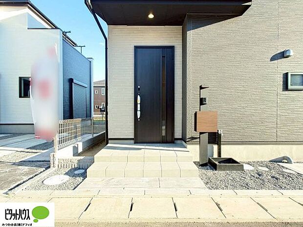 シックでオシャレな重厚感のある素敵な玄関