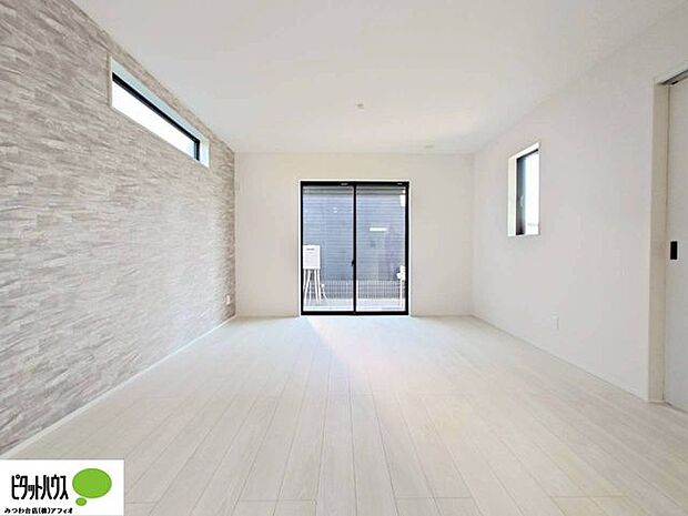 大きな窓のあるリビングは明るく、風通しが良く、家族みんなの笑い声が響き渡ります