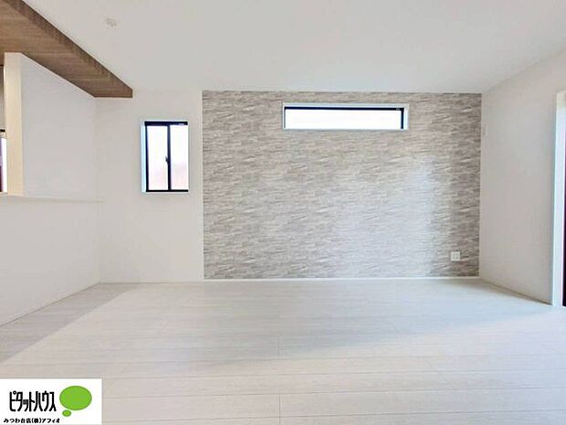 リビングからはキッチンにいるママやパパが見えるので、お子様も遊んだり休んだり安心して過ごすことができます。