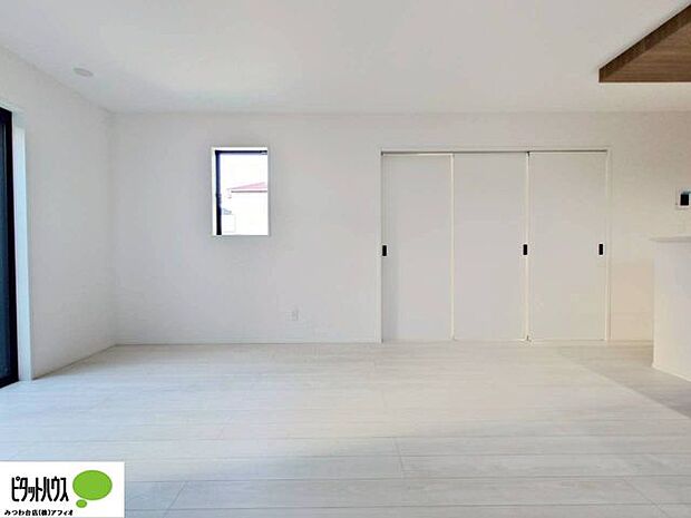 広々LDK!憧れの大きなソファを置いてゆったり映画鑑賞も良いですね。