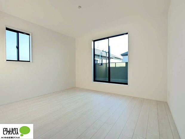 バルコニーへと続く明るい室内。