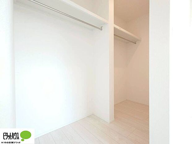 たくさんの洋服や荷物が収納できるウォークインクローゼット