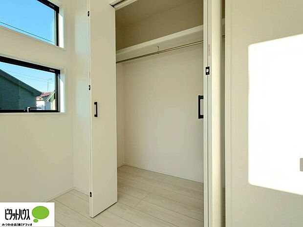 大きな収納はお洋服や細かい雑貨もたっぷりしまえます。