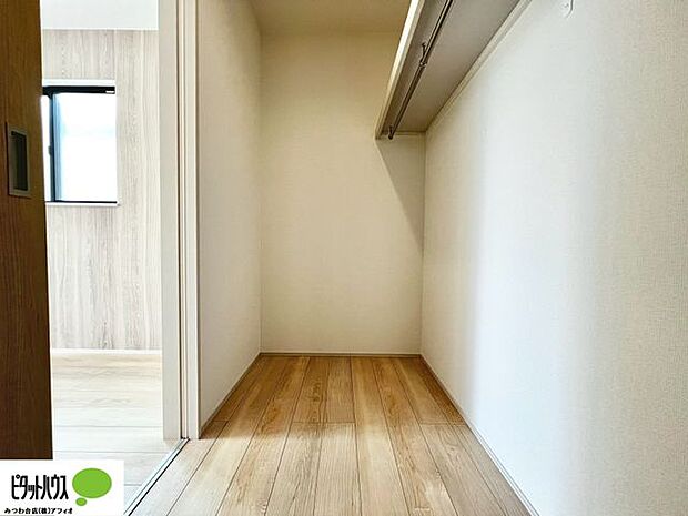 ウォークインクローゼットはお洋服を収納するのはもちろん、旅行バックなどの大きな荷物を収納しておくのにも便利です。