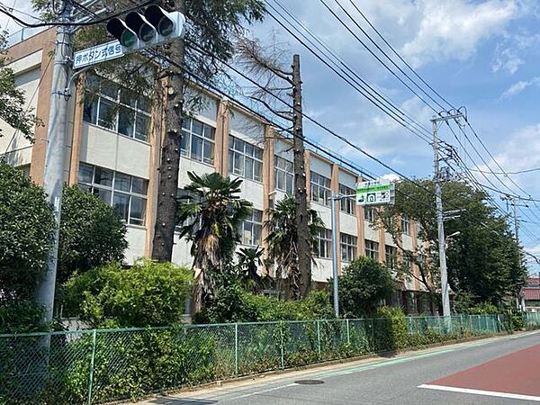 鎌ケ谷市立初富小学校 徒歩14分。 1100m