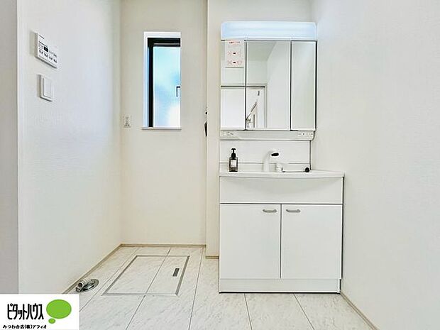 施工例写真 三面鏡の裏や、シンク下など多数収納を備えた、広々とした洗面化粧台です。