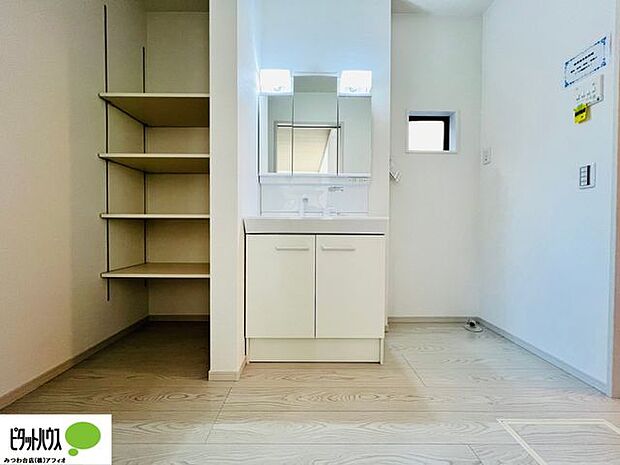 施工例写真 使い勝手のいい三面鏡。24時間換気の換気扇と窓があり清潔感のある洗面室です。