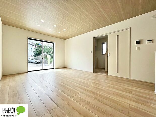 自然光が差し込む暖かなリビング。昼下がりには読書やお昼寝でもしながらのんびりと過ごすひと時を。