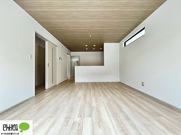 16帖のリビングは、家具の配置が考えやすい長方形型です。過ごしやすい家族みんなの憩いの場に。