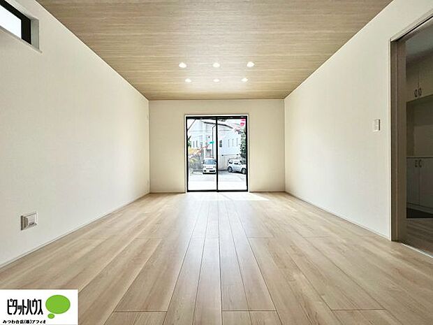 大きな窓のあるリビングは明るく、風通しが良く、家族みんなの笑い声が響き渡ります