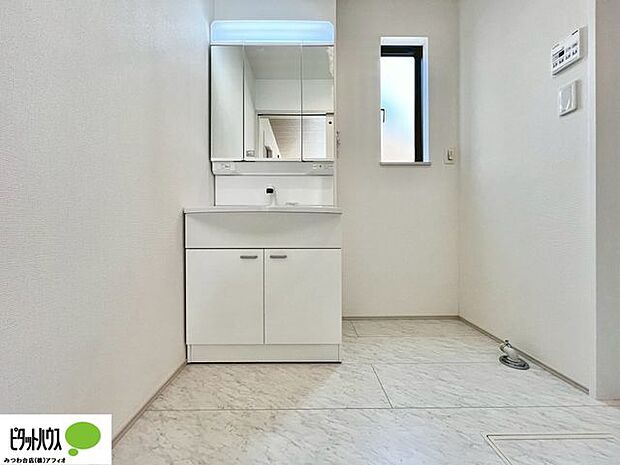 使いやすいシンプルな洗面化粧台。毎日の支度はここから始まります。