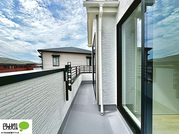 陽当たりの良い広々バルコニー。