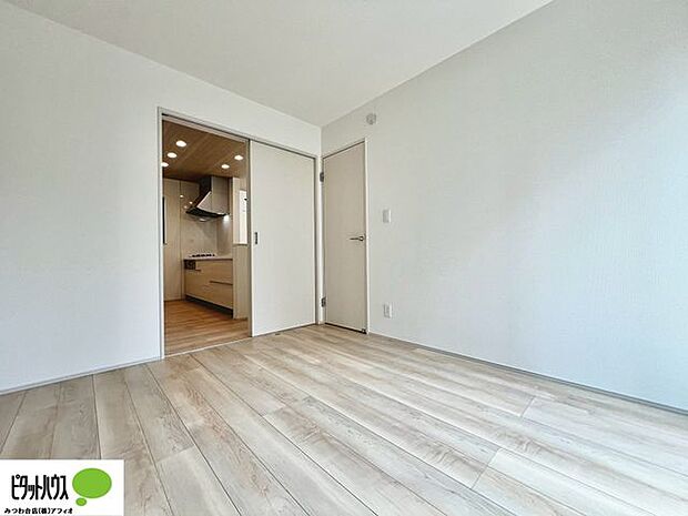 キッチン横の洋室。